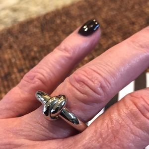 NEW Henri Bendel love knot ring